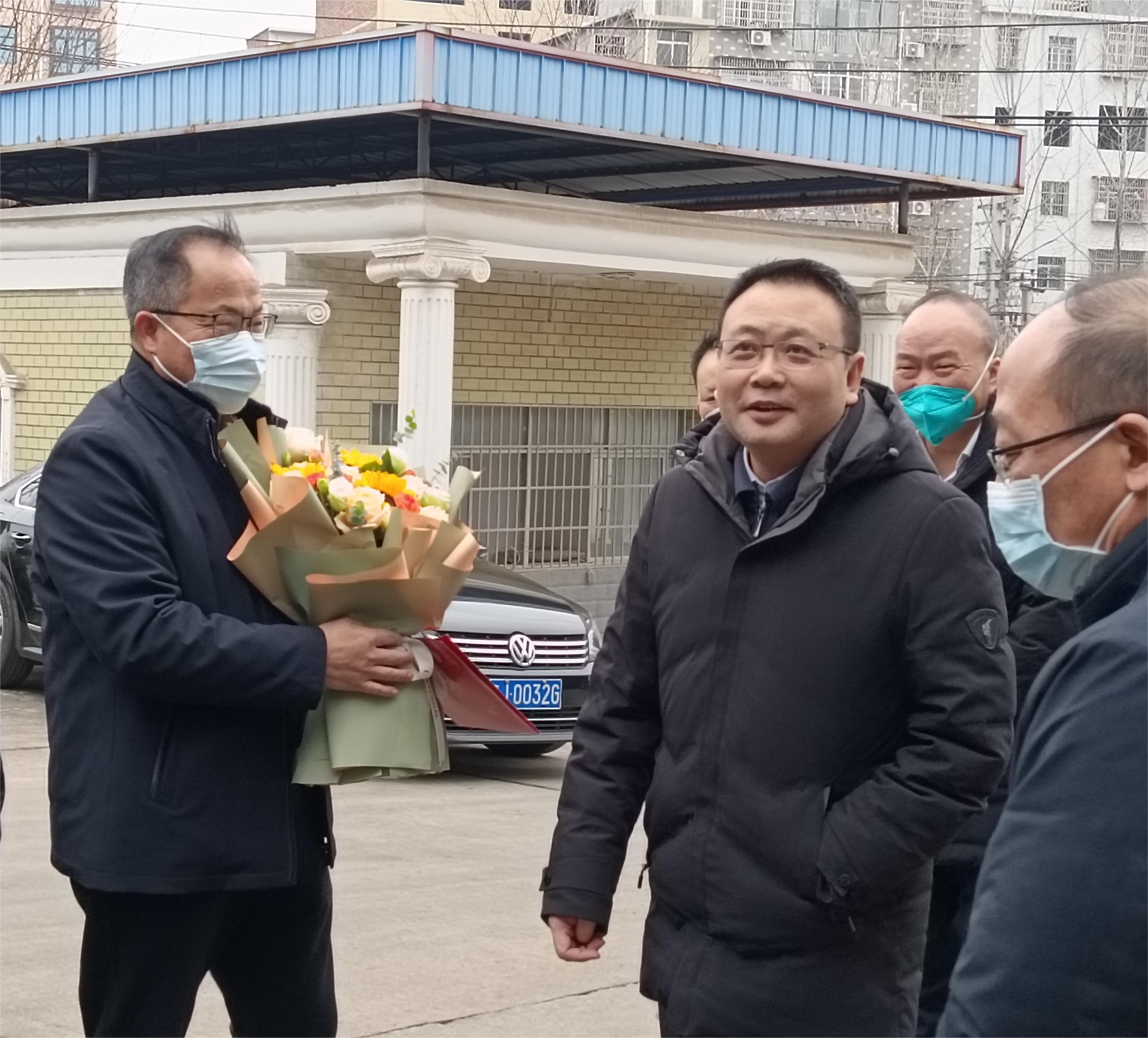 萍乡市黄强市长一行对蓝翔重工进行春节慰问